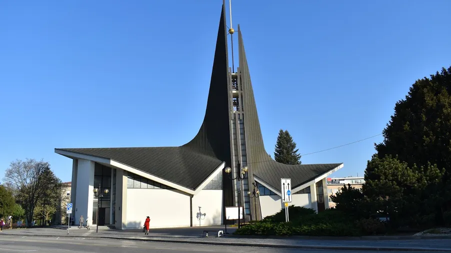Břeclavský kostel sv. Václava, postavený podle návrhu Ludvíka Kolka, oslavil o víkendu 30 let